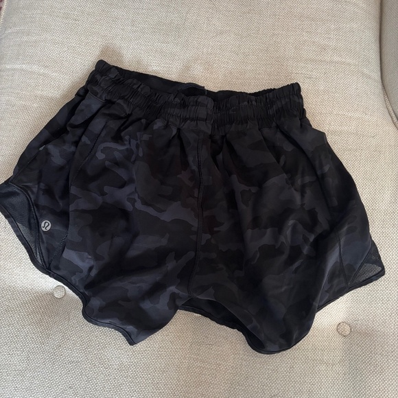 Lululemon Multi Grey Camo Hotty Hot Short II Long 4” - Size 6 - Picture 2 of 4